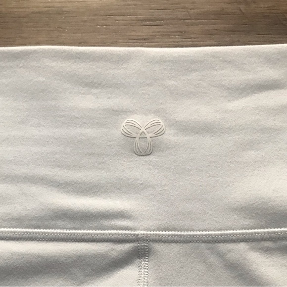 TNA Light Grey 7” Biker Shorts Size Small - Picture 3 of 7